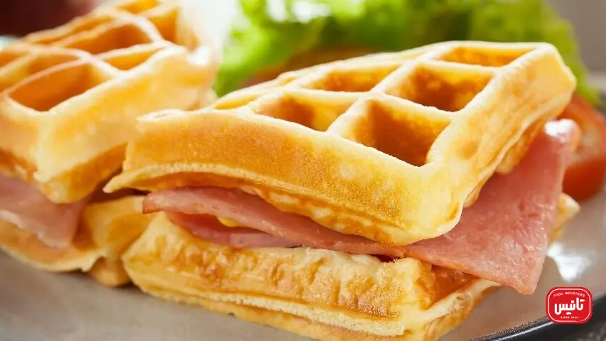 وافل با کالباس و پنیر